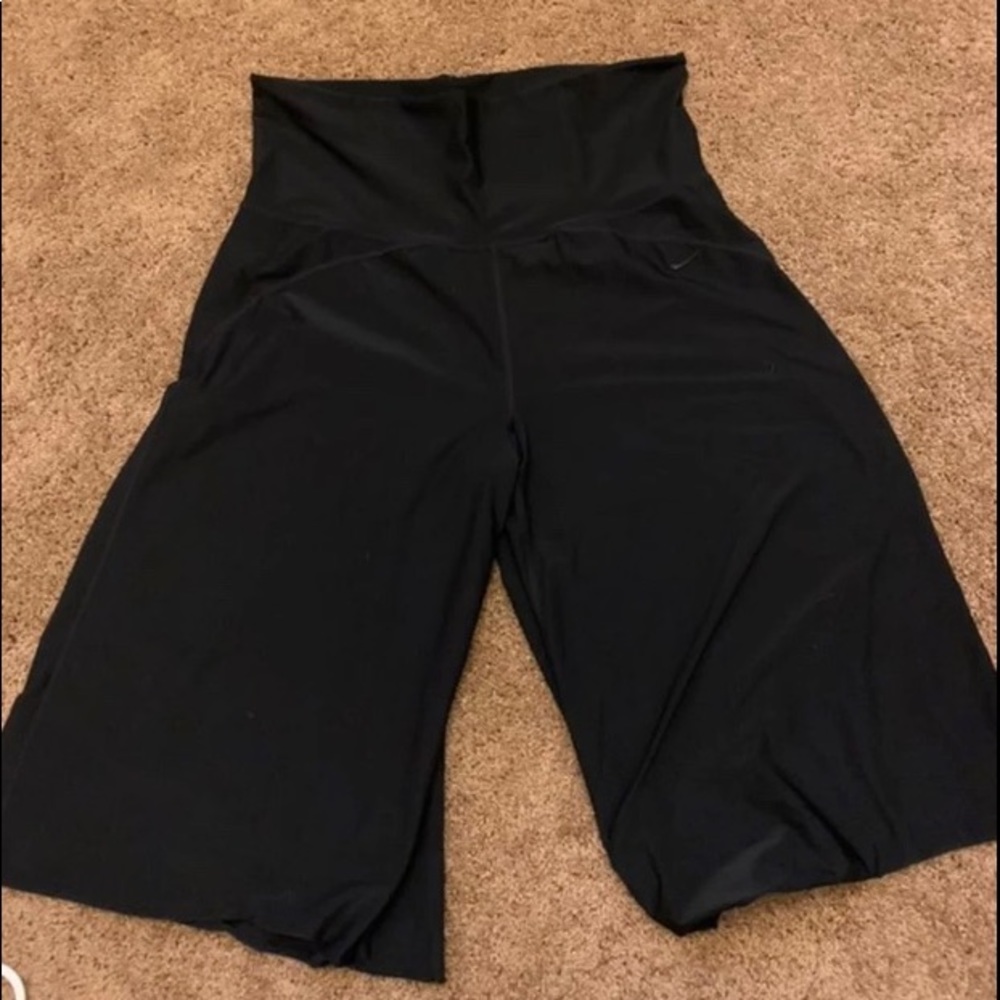 Nike lounge capris
